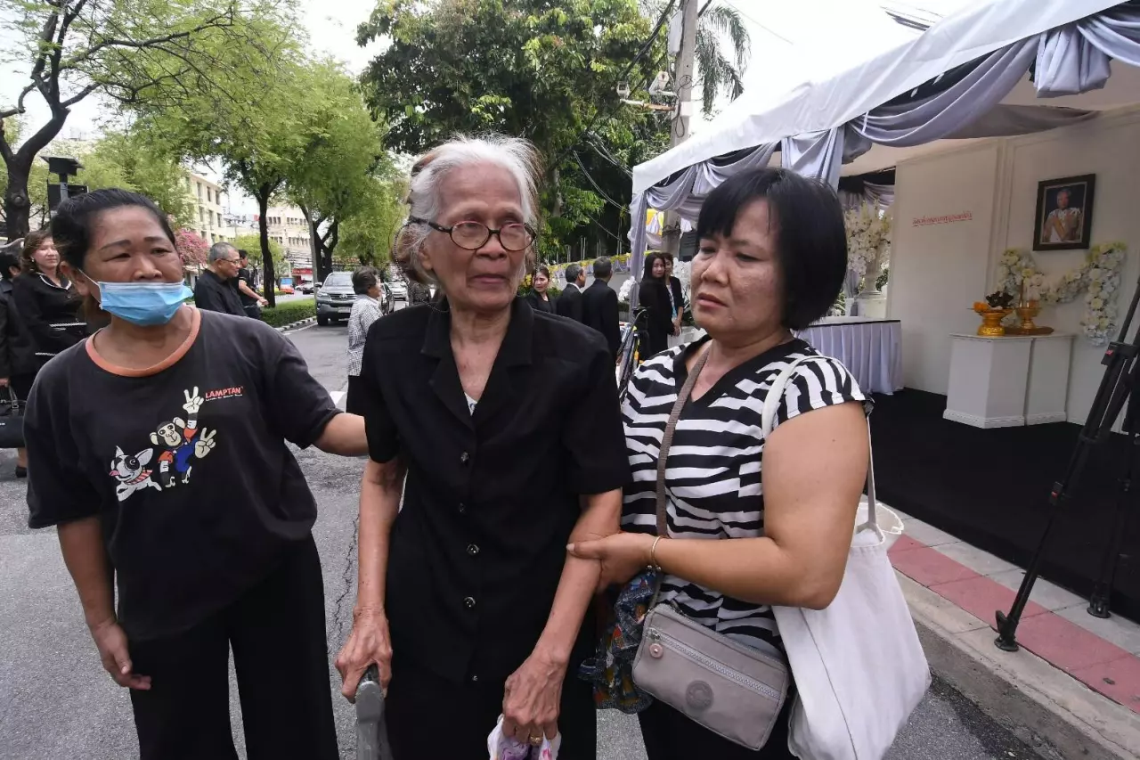 ประชาชนลงนามอาลัย “ป๋าเปรม” ยายอายุ 93 เล่า เป็นนายกฯ ที่ซื่อสัตย์สุจริต