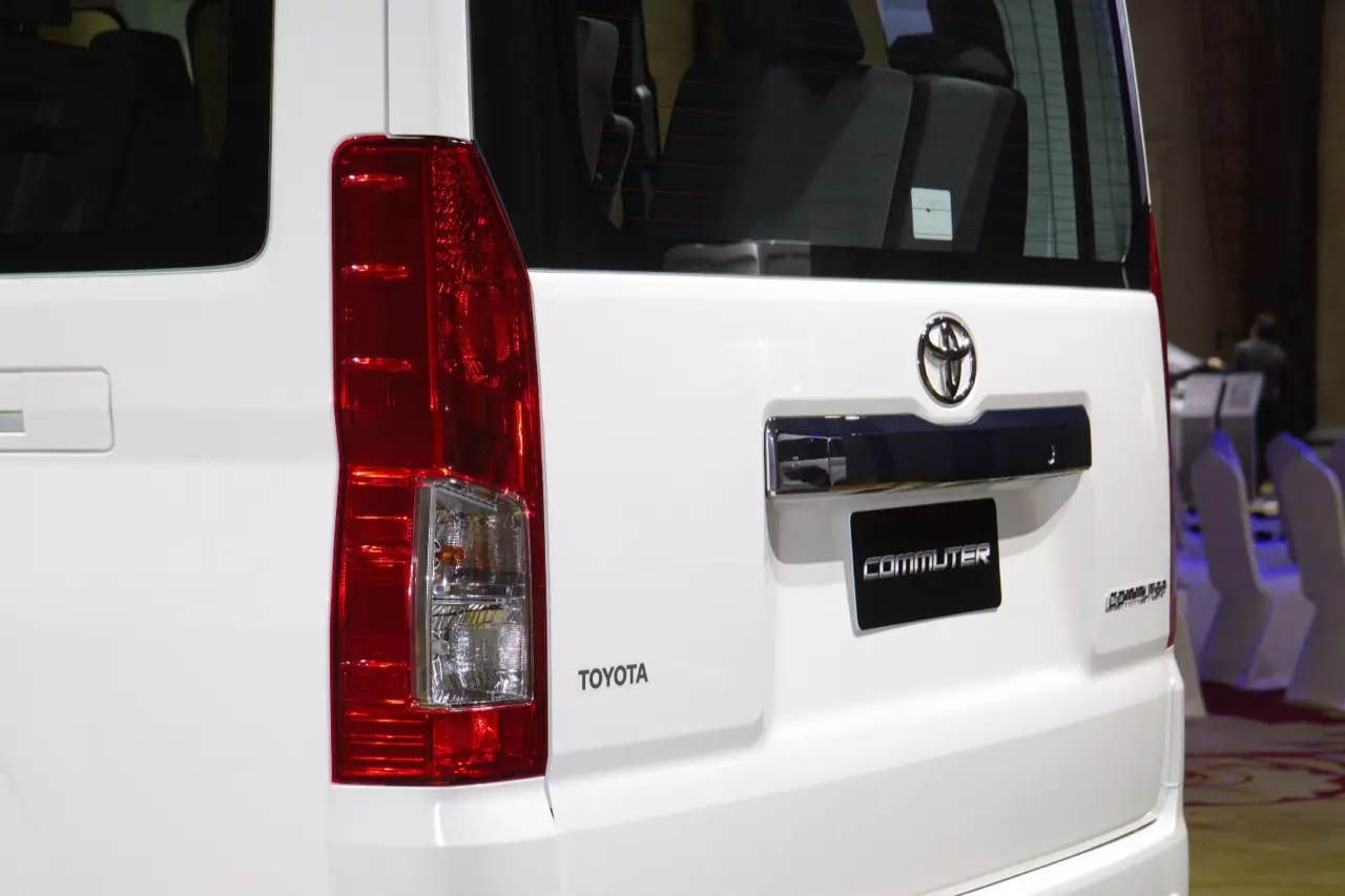 แพงกว่าเดิมนิดเดียว! ราคามาแล้ว รถตู้ TOYOTA NEW COMMUTER 2019