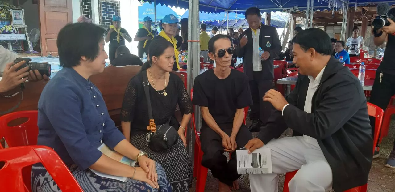 ผวจ.อุดรฯ มอบเงินช่วยเหลือฮีโร่รวม 4.9 แสน ครอบครัวปลาบปลื้มระคนเศร้า (คลิป)