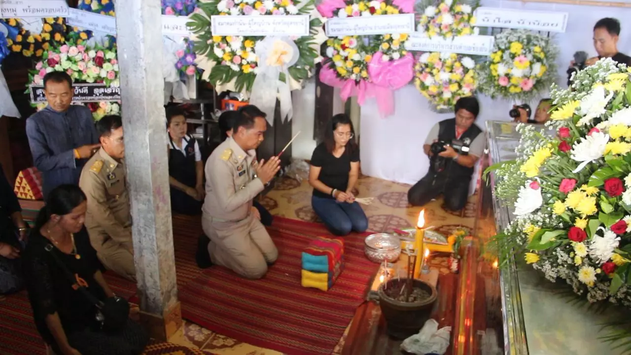 ผวจ.อุดรฯ มอบเงินช่วยเหลือฮีโร่รวม 4.9 แสน ครอบครัวปลาบปลื้มระคนเศร้า (คลิป)