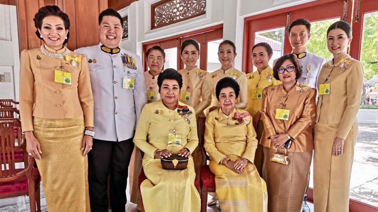 ต้อนรับ - คุณหญิงโรส–รัญชา บริบาลบุรีภัณฑ์ ต้อนรับ กิ่งเพชร บุญยงค์ ประธานชมรมอนุรักษ์วัฒนธรรมไทยในต่างแดน ในโอกาสมาร่วมเข้าเฝ้าฯ พระบาทสมเด็จพระเจ้าอยู่หัว ในการเสด็จพระราชดำเนินเลียบพระนครฯ.