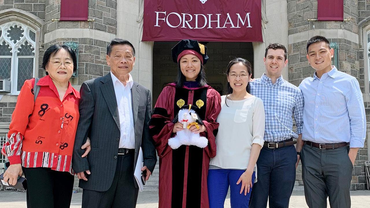 ยินดีกับลูก - แสงชัย–สุภาพร เจียไพแก้ว และครอบครัวไปยินดีกับ วินดี้ เจียไพแก้ว บุตรสาว จบ Law School Class 2019 จาก Fordham University เมืองบรองซ์ รัฐนิวยอร์ก สหรัฐฯ ท่ามกลางความปลาบปลื้ม.