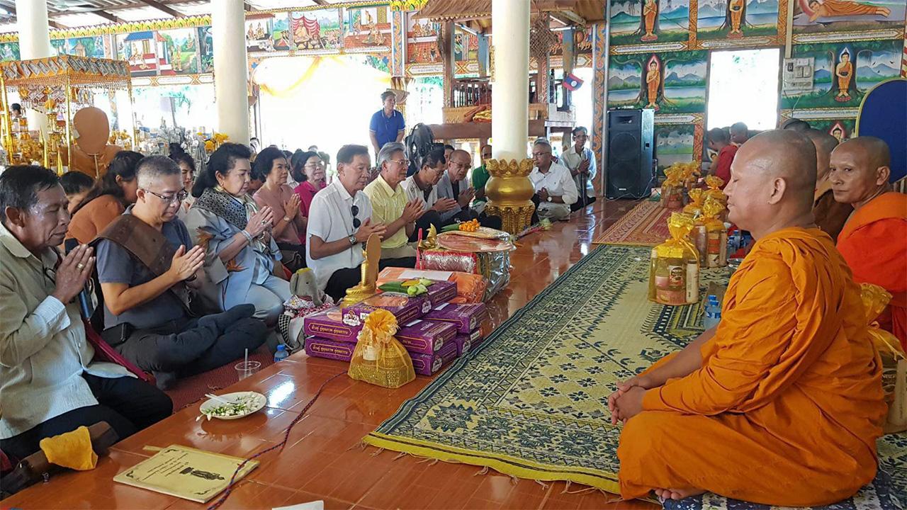 ทอดผ้าป่า - ชัช ชลวร ประธานชมรมโพธิคยาวิชชาลัย 980 อภัย จันทนจุลกะ รองประธานฯ สุภชัย วีระภุชงค์ เลขาธิการ คุณหญิงพันธุ์เครือ ยงใจยุทธ และ ดำฤทธิ์ วิริยะกุล ร่วมทอดผ้าป่า ที่วัดบ้านดุง นครเวียงจันทน์ สปป.ลาว.