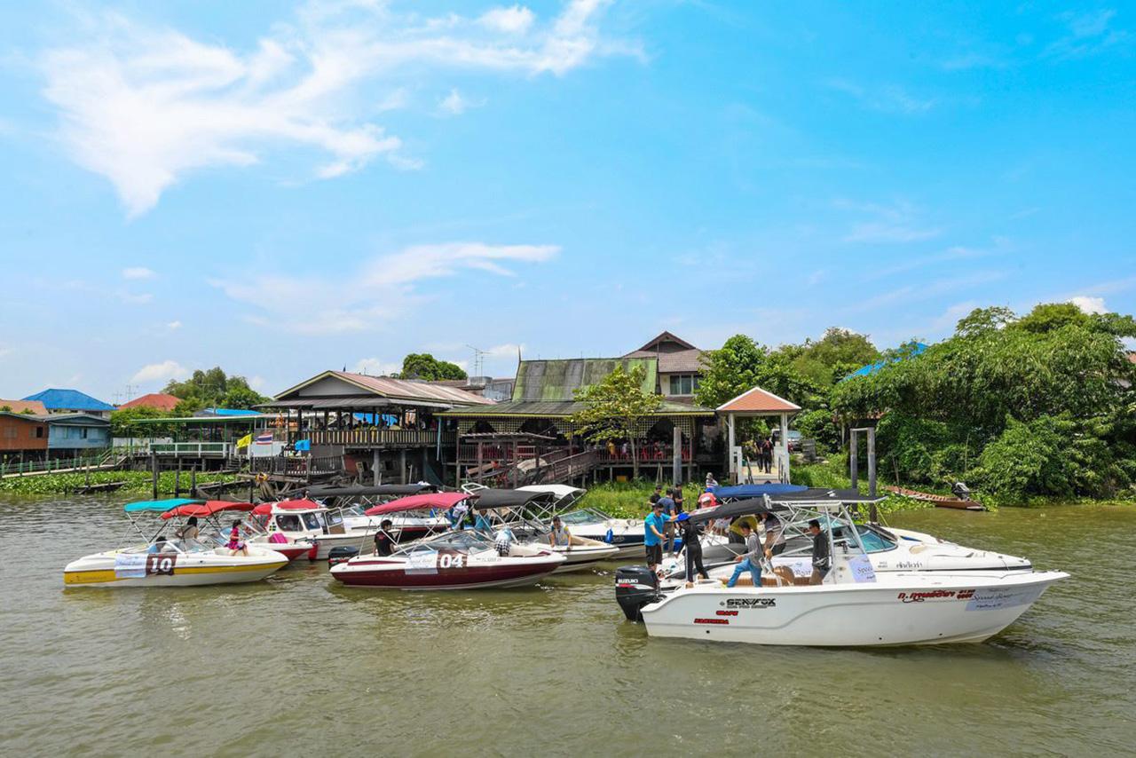 เรือสปีดโบ๊ตจอดแวะตามท่าเรือต่างๆตลอดเส้นทางจาก จ.นนทบุรีไปจนถึง จ.พระนครศรีอยุธยา ทำให้แต่ละพื้นที่คึกคักและสินค้าขายดี.