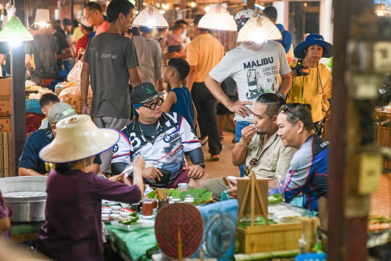 ได้สัมผัสอาหารถิ่น และเลือกซื้อสินค้าผลิตภัณฑ์ชุมชน ตลอดเส้นทางที่ขบวนเรือจอดแวะขึ้นฝั่ง.