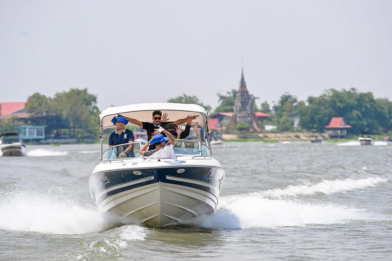 นักท่องเที่ยวนั่งเรือสปีดโบ๊ตท่องเที่ยวตามลำน้ำเจ้าพระยา แวะเที่ยวชมสถานที่ท่องเที่ยวสำคัญๆริมฝั่งแม่น้ำ ชิมอาหารและซื้อของอย่างสนุกสนาน.