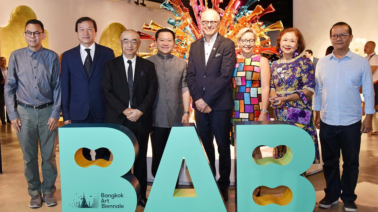 น่าดูน่าชม - ฐาปน สิริวัฒนภักดี เปิดนิทรรศการ “Let’s BAB” งานแสดงศิลปะร่วมสมัยระดับโลก โดยมี สตาฟาน เฮอร์สตรอม, ชิโระ ซาโดะชิมะ, ศ.ดร.อภินันท์ โปษยานนท์, คิม คามาโช, สาครินทร์ เครืออ่อน และ ดาว วาสิกสิริ มาร่วมงานด้วย ที่ BAB Box ถนนวิทยุ วันก่อน.