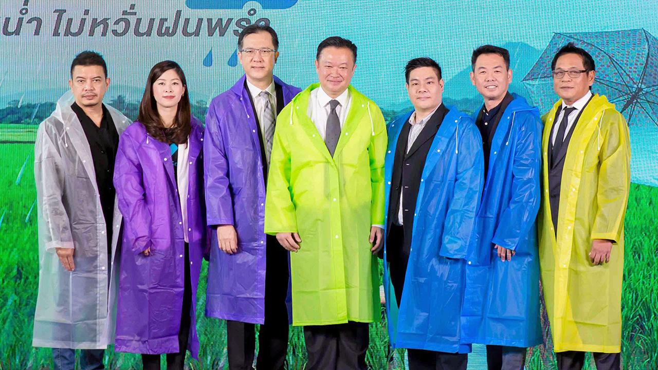 หน้าฝนสนุก - ยุทธศักดิ์ สุภสร ผู้ว่าการ ททท. แถลงข่าวเปิดตัวแคมเปญ “บินพักหลักร้อย หลัก พัน ลุ้นรางวัลหลักล้าน” กระตุ้นท่องเที่ยวหน้าฝน โดยมี มนต์เทพ ปัญญายงค์, สิริกานต์ จินตพิทักษ์, กรกฏ ชาตะสิงห์ และ รณน วิพุธศิริ มาร่วมงานด้วย ที่อาคาร ททท. วันก่อน.