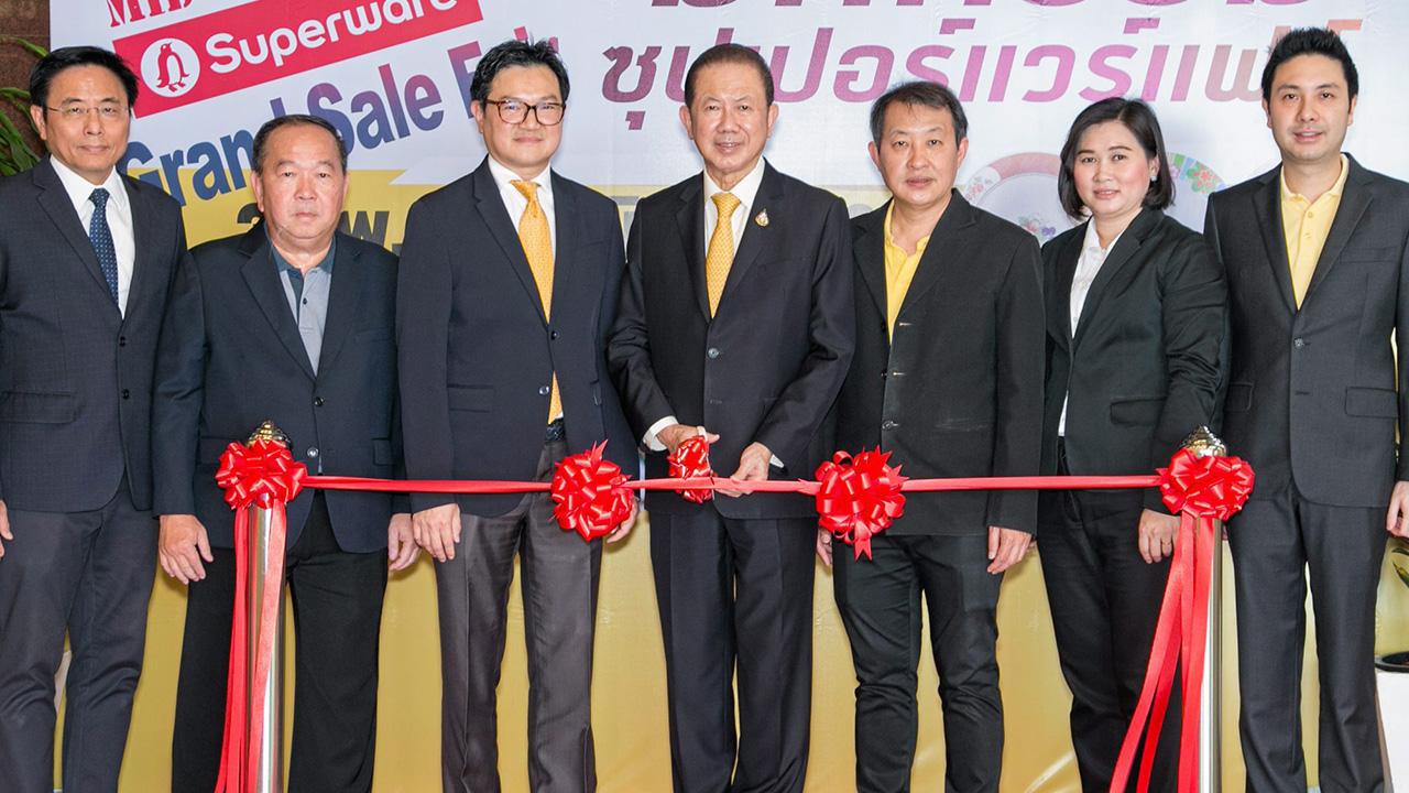 ต้องไป - สนั่น อังอุบลกุล เปิดงาน “มหกรรมซุปเปอร์แวร์แฟร์” รวมสินค้าเมลามีน พลาสติกลดราคาพิเศษ 30-80% จัดถึง 9 มิ.ย. ที่โรงงานศรีไทยซุปเปอร์แวร์ สุขสวัสดิ์ 36 โดยมี ไชยวัฒน์ กุลภัทรวาณิชย์ และ ดร.การัณย์ อังอุบลกุล มาร่วมงานด้วย ที่ บ.ศรีไทยซุปเปอร์แวร์ วันก่อน.