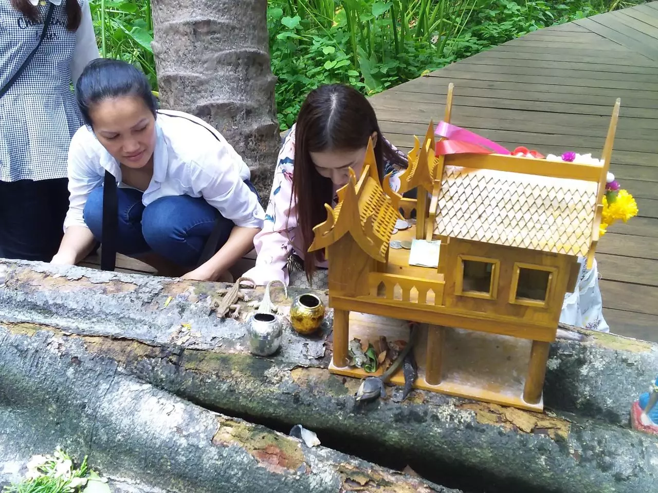 ใกล้หวยออก นักเสี่ยงโชคเต็มคำชะโนด ขอพร ส่องเลขเด็ด มี 5 กลับบ้าน