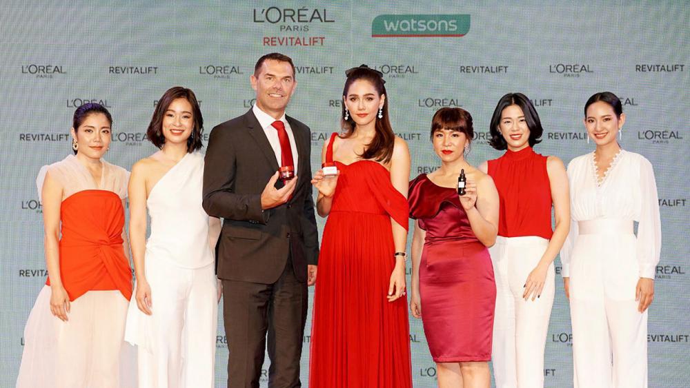 ไร้ริ้วรอย มร.เจฟ เบลลิ่งแฮม และ แพร โตเจริญทรัพย์ จัดงาน “L’OREAL PARIS REVITALIFT…NEVER SURRENDER, I FIGHT, I’M WORTH IT” ควงแบรนด์แอมบาสเดอร์ ชมพู่–อารยา เอ ฮาร์เก็ต บอกเล่าเรื่องราวการ FIGHT อย่างไร้ทางแพ้กับทุกริ้วรอย ที่เซ็นทรัลเวิลด์ วันก่อน.