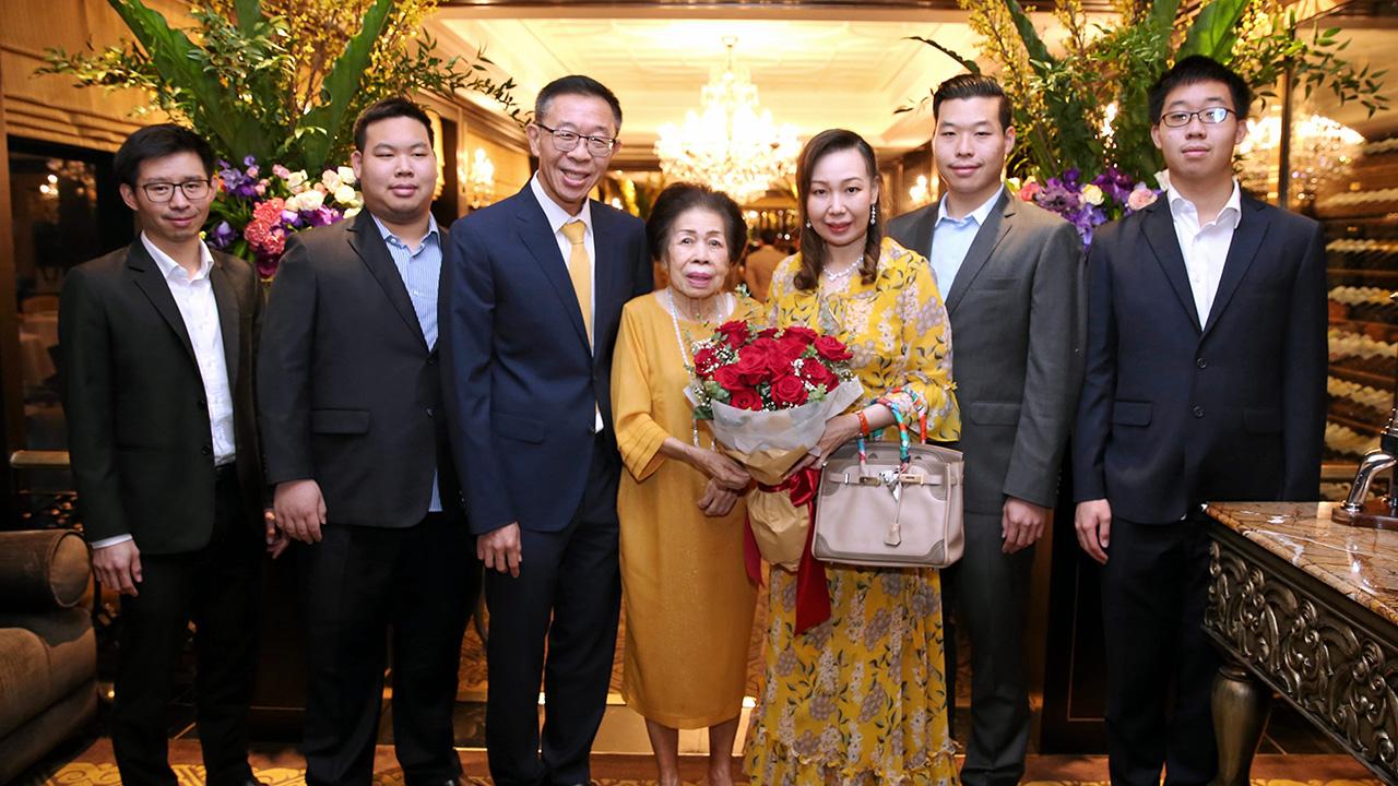 แฮปปี้เบิร์ธเดย์ พรดี ลี้อิสสระนุกูล จัดงานเลี้ยงฉลองวันเกิดให้แก่ลูกสาว พรทิพย์ เศรษฐีวรรณ โดยมี โชคชัย เศรษฐีวรรณ, ธนากร เลี่ยวไพรัตน์ และ ชนนท์-ชนินท์-ชณพ เศรษฐีวรรณ มาร่วมอวยพรกันอย่างชื่นมื่น ที่ห้องนอร์มังดี โรงแรมแมนดาริน โอเรียนเต็ล วันก่อน.