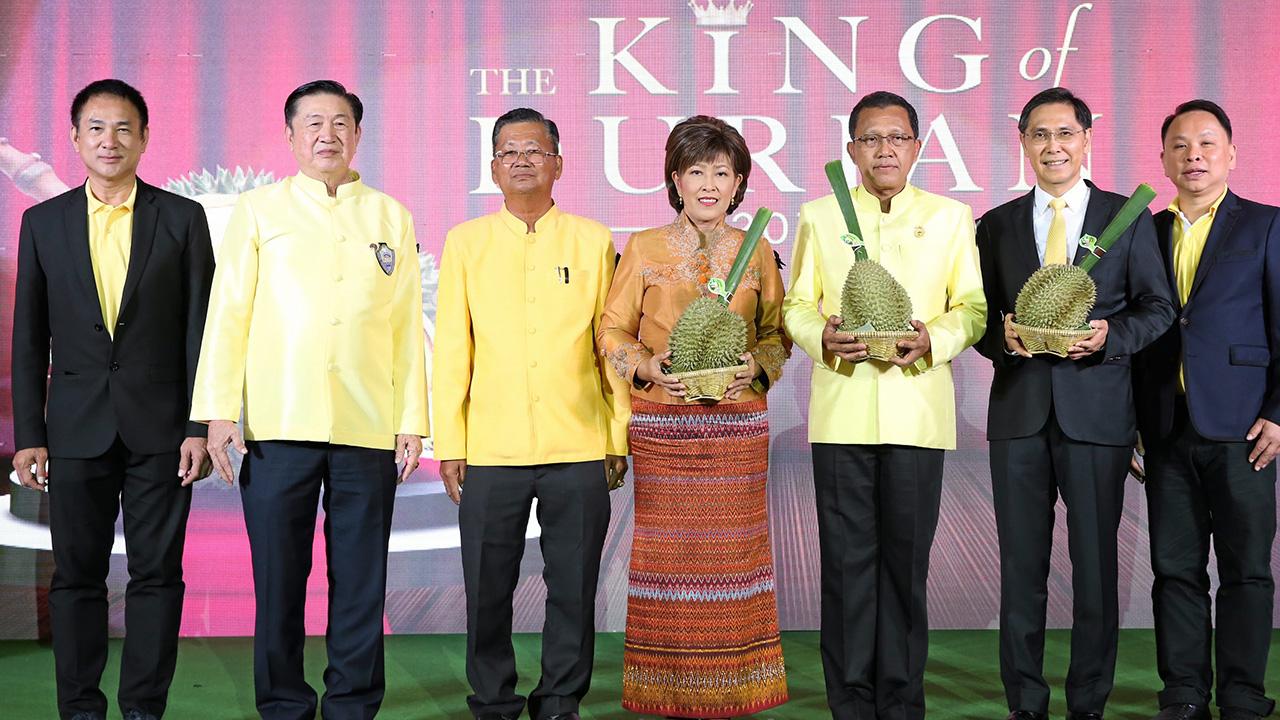 มีราคาสูง ภานุ แย้มศรี ผวจ.นนทบุรี จัดงาน NONTHABURI THE KING OF DURIAN 2019 ประมูล ทุเรียนนนท์ 9 ลูก รายได้จากการประมูลมอบเป็นการกุศล โดยมี ปรีชา เอกคุณากูล, ดร.ณัฐกิตติ์ ตั้งพูลสินธนา และ สุรสีห์ ศรีอินทร์สุทธิ์ มาร่วมงานด้วย ที่เซ็นทรัลพลาซา เวสต์เกต วันก่อน.