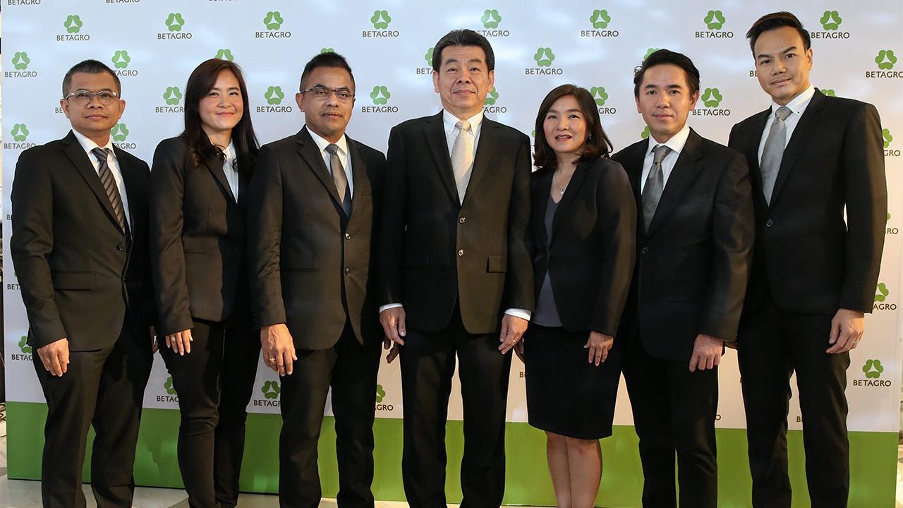 คุณภาพสูง สมศักดิ์ บุญลาภ แถลงข่าวการยกระดับคุณภาพและความปลอดภัยด้านอาหารของเบทาโกร พร้อมแนะนำอาหารแปรรูปกว่า 1,000 รายการ โดยมี ไตรรัตน์ ทองปลอด, ประถิมา อุเทนพิทักษ์ และ ยุทธศาสตร์ คุณธรวิวัฒน์ มาร่วมงานด้วย ที่สยามดิสคัฟเวอรี่ วันก่อน.