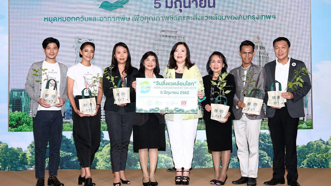 ทำดีมาก วิภารัตน์ ไชยานุกิจ และ วรลักษณ์ ตุลาภรณ์ จัดงาน “วันสิ่งแวดล้อมโลก” พร้อมเปิดตัวร่วมกับ ECOLIFE แอปพลิเคชันเกมรณรงค์ลดการใช้พลาสติกในห้างสรรพสินค้า โดยมี
ธันณี ศรีสกุลไชยรัก และ พนิตนาฏ ธนาอภิรักษ์ มาร่วมงานด้วย ที่เดอะมอลล์ บางกะปิ วันก่อน.