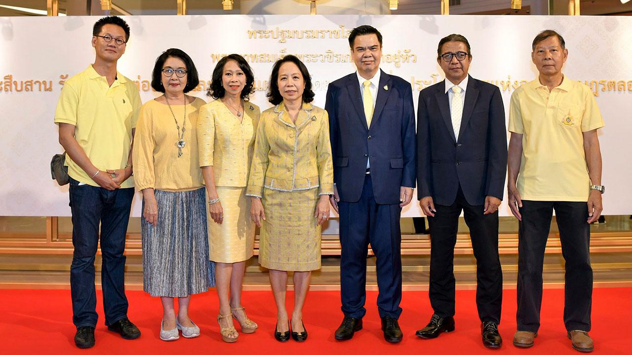มีคุณค่า พาสินี ลิ่มอติบูลย์, เกตุวลี นภาศัพท์, สมชาย มีเสน และ จิระนันท์ พิตรปรีชา เปิดนิทรรศการ จารึกรวมใจไทย ใต้ร่มพระบารมี ภาพถ่ายพระราชพิธีบรมราชาภิเษก โดยมี วีระศักดิ์ พงศ์อักษร, รชฎ วิสราญกุล และ วสันต์ วณิชชากร มาร่วมงานด้วย ที่สยามพารากอน วันก่อน.