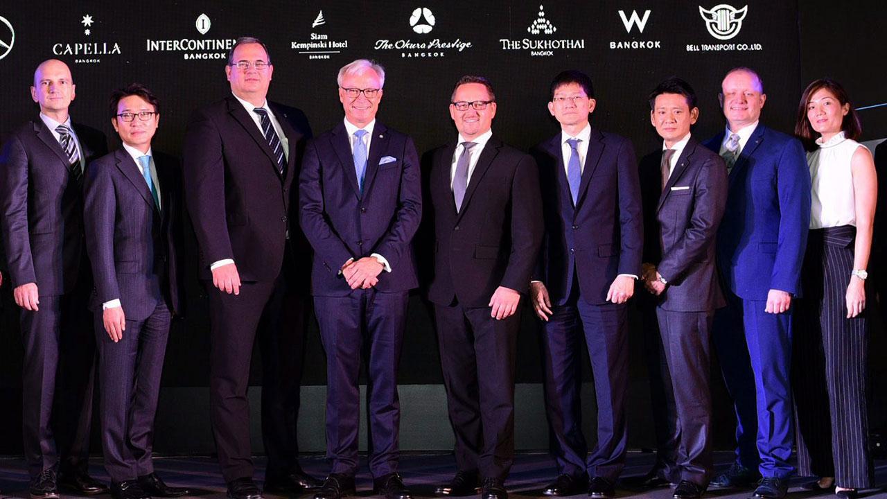 นั่งสบาย โรลันด์ โฟลเกอร์, ฟรังค์ ชไตน์อัคเคอร์, ไฮโกะ นิทส์เช่ และ พุทธิ ตุลยธัญ จัดงานส่งมอบ Mercedes-Benz S 350 d Exclusive เพื่อเป็นรถลิมูซีนในการให้บริการลูกค้าโรงแรมชั้นนำระดับห้าดาวของไทย โดยมี มาซายะ ฮาเซเบะ มาร่วมงานด้วย ที่บ้านปาร์คนายเลิศ วันก่อน.