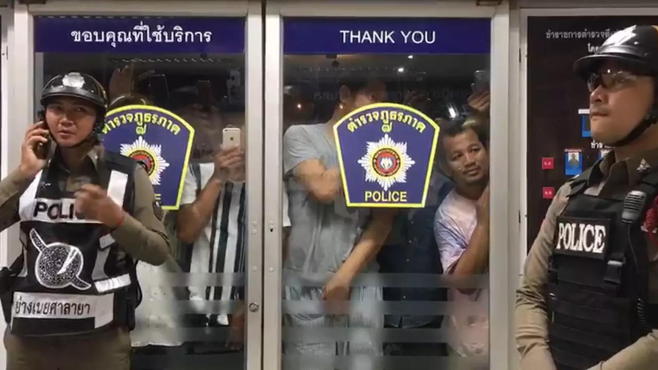 ชาวบ้านเดือด ฮือล้อมโรงพัก ทนไม่ได้ หนุ่มแว่นหัวร้อน จาบจ้วงสถาบัน