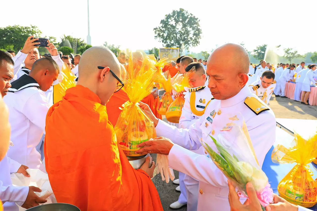 ในหลวง-ราชินี บําเพ็ญกุศล น้อมรําลึก ร.9