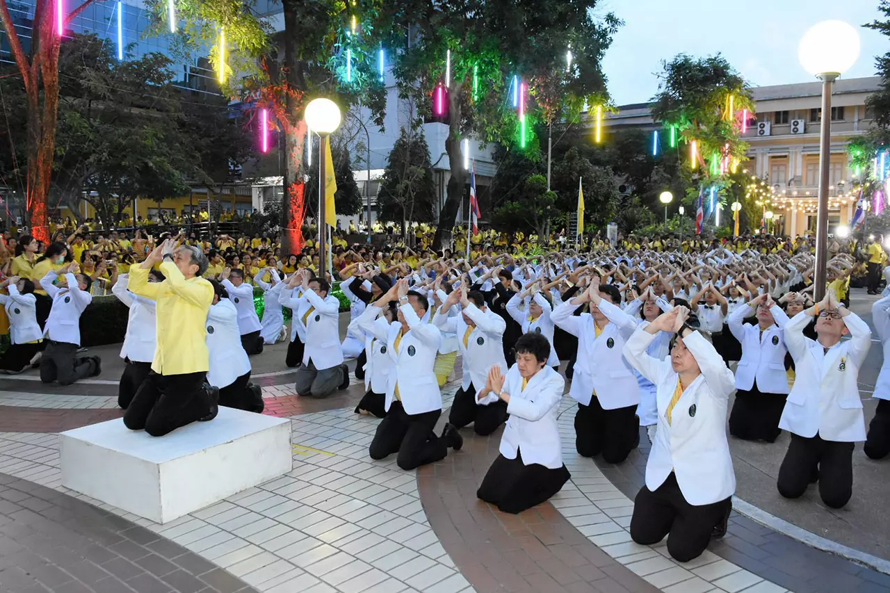 ในหลวง-ราชินี บําเพ็ญกุศล น้อมรําลึก ร.9