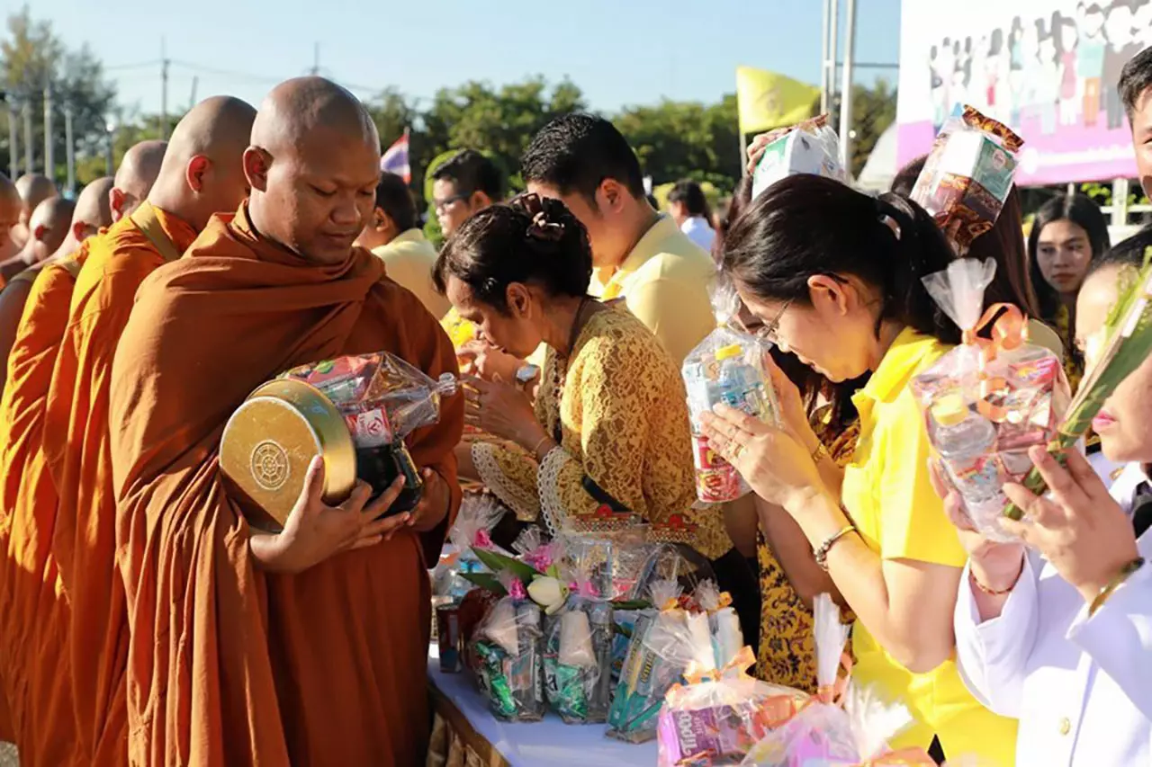 ในหลวง-ราชินี บําเพ็ญกุศล น้อมรําลึก ร.9