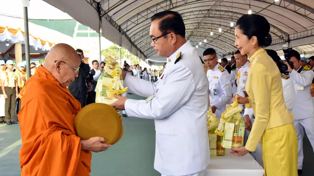 ในหลวง-ราชินี บําเพ็ญกุศล น้อมรําลึก ร.9