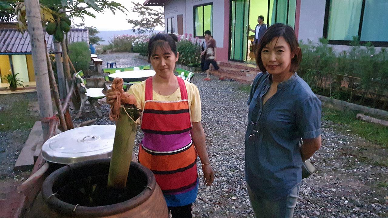 ชาวชุมชนบ้านน้ำจวงทำหลามปลากั้ง ที่ได้มาจากน้ำตกตาดปลากั้ง.