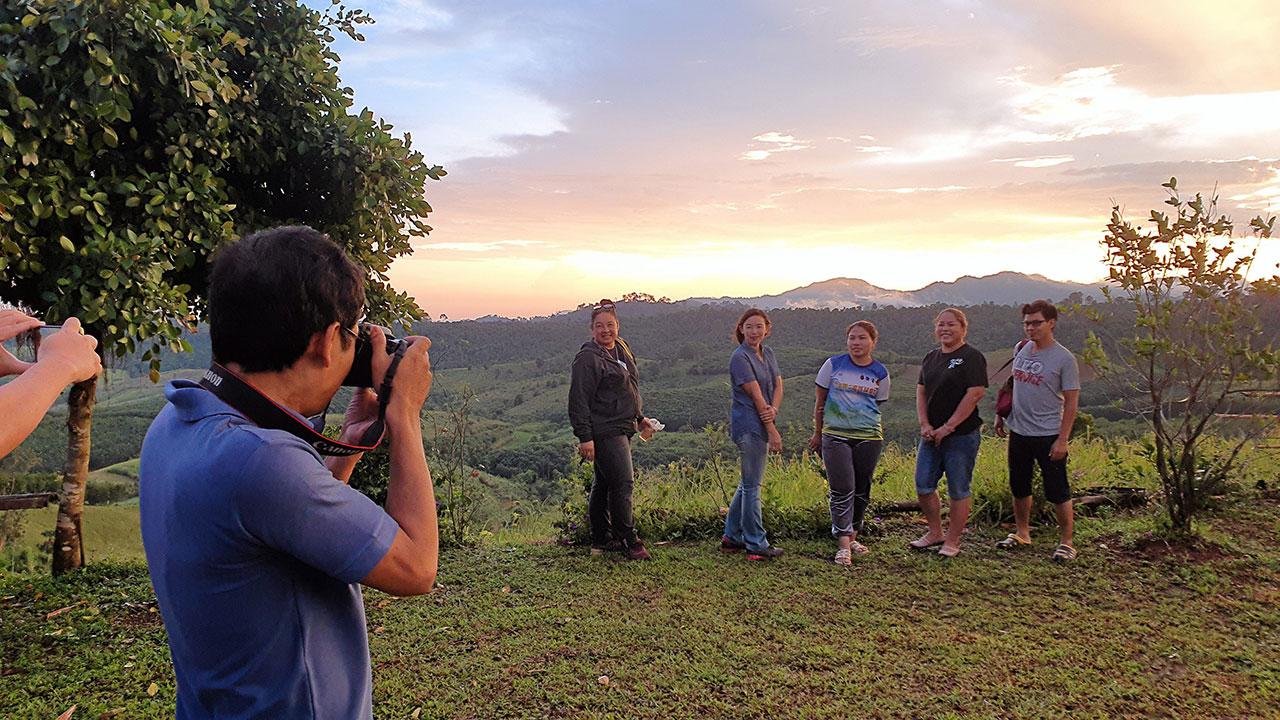 นักท่องเที่ยวถ่ายภาพความประทับใจขณะดูพระอาทิตย์กำลังจะตกดิน บริเวณศูนย์การเรียนรู้เศรษฐกิจพอเพียงชั่วคราวภูทับสี่.