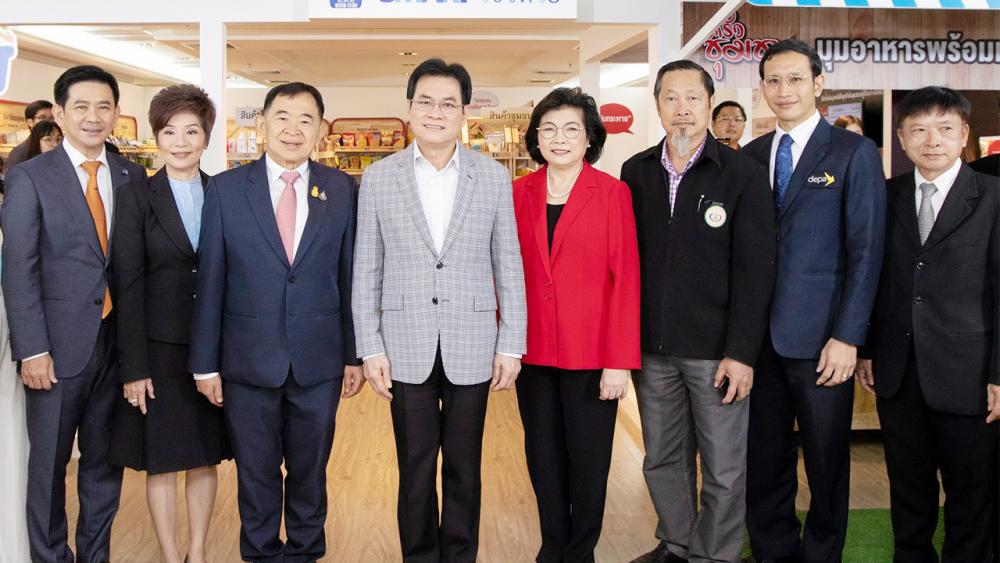 เพื่อโชห่วย จุรินทร์ ลักษณวิศิษฏ์ รมว.พาณิชย์ เปิดโครงการ “พัฒนาร้านค้าปลีกยุคใหม่สู่ Smart โชห่วย” เพื่อยกระดับศักยภาพร้านค้าโชห่วยทั่วประเทศและส่งเสริมการสร้างผู้ประกอบการค้า โดยมี วุฒิไกร ลีวีระพันธุ์ และ สุชาดา อิทธิจารุกุล มาร่วมงานด้วย ที่กระทรวงพาณิชย์ วันก่อน.