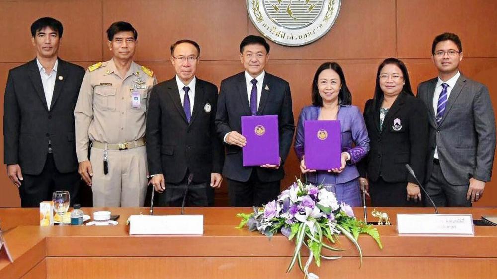 สุดยอดโปรเจกต์ สมพงษ์ ปรีเปรม ผู้ว่าการ กฟภ. เป็นประธานพิธีลงนามบันทึกความร่วมมือระหว่าง เสกสรร เสริมพงศ์ และ รศ.ดร.สุภกร พงศ์บางโพธิ์ ในโครงการบริหารจัดการเพื่อการประหยัดพลังงานในมหาวิทยาลัยพะเยาระหว่าง กฟภ. กับ ม.พะเยา ที่การไฟฟ้าส่วนภูมิภาค วันก่อน.