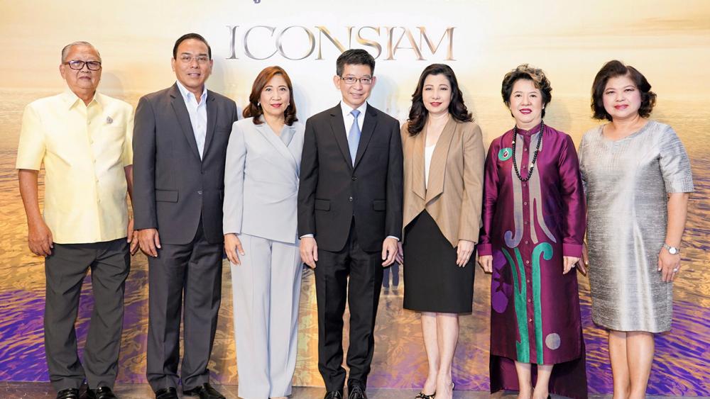 1 ปีชื่นมื่น ดร.กอบศักดิ์ ภูตระกูล เป็นประธานในงานแถลงข่าว ครบรอบ 1 ปีแห่งความสำเร็จไอคอนสยาม แลนด์มาร์กได้รับการยกย่องระดับโลก โดยมี น.ท.ปริญญา รักวาทิน, ชฎาทิพ จูตระกูล, ลักขณา นะวิโรจน์ และ อลิวัสสา พัฒนถาบุตร มาร่วมงานด้วย ที่ไอคอนสยาม วันก่อน.