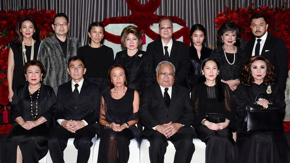 ปลายทางชีวิต ดร.ปราจิน เอี่ยมลำเนา เป็นประธานในพิธีสวดพระอภิธรรมศพ อำไพ ธนวิสุทธิ์ โดยมี ปริพันธ์ หนุนภักดี, ศุภลักษณ์ อัมพุช, จำนรรค์ ศิริตัน หนุนภักดี, ลี พึ่ง บุญพระ, สุพรทิพย์ ช่วงรังษี และ อรพรรณ วัชรพล มาร่วมในพิธีด้วย ที่วัดธาตุทอง วันก่อน.