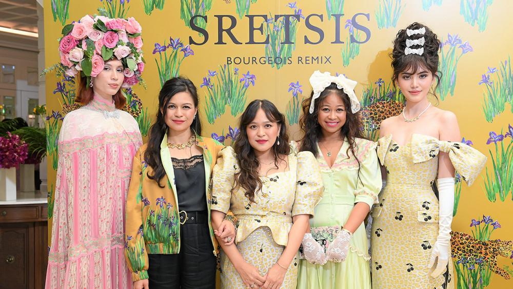 สวยหรู พิมพ์ดาว สุขะหุต, คล้ายเดือน สุขะหุต และ มทินา สุขะหุต ผู้ก่อตั้งแบรนด์ สเรทซิส (SRETSIS) จัดแฟชั่นโชว์เปิดตัวคอลเลกชัน ฟอลล์–วินเทอร์ 2019 บัวร์จวา รีมิกซ์ ได้แรงบันดาลใจจากไลฟ์สไตล์ของสังคมชั้นสูงในอดีตมามิกซ์กับยุค 90s มี ดาวิกา โฮร์เน่ และ ซาบีน่า ไมซิงเกอร์ มาร่วมงาน ณ ออเธอร์ เลานจ์ รร.แมนดาริน โอเรียนเต็ล.