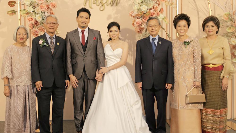 วิวาห์ชื่นมื่น ศ.ดร.ยงยุทธ-รศ.อรชุมา ยุทธวงศ์ เป็นประธานในงานวิวาห์ระหว่าง พลอยลดา บุตรี พ.ต.อ.หญิง พฤทธิ์ลดา ดอกไม้ กับ กสิณ ศรีวัฒนกุล บุตร รศ.ดร.นพ.กำพล ศรีวัฒน กุล-พญ.กิติมา ยุทธวงศ์ โดยมี ชวน หลีกภัย มาร่วมงานด้วย ที่บ้านปาร์คนายเลิศ วันก่อน.