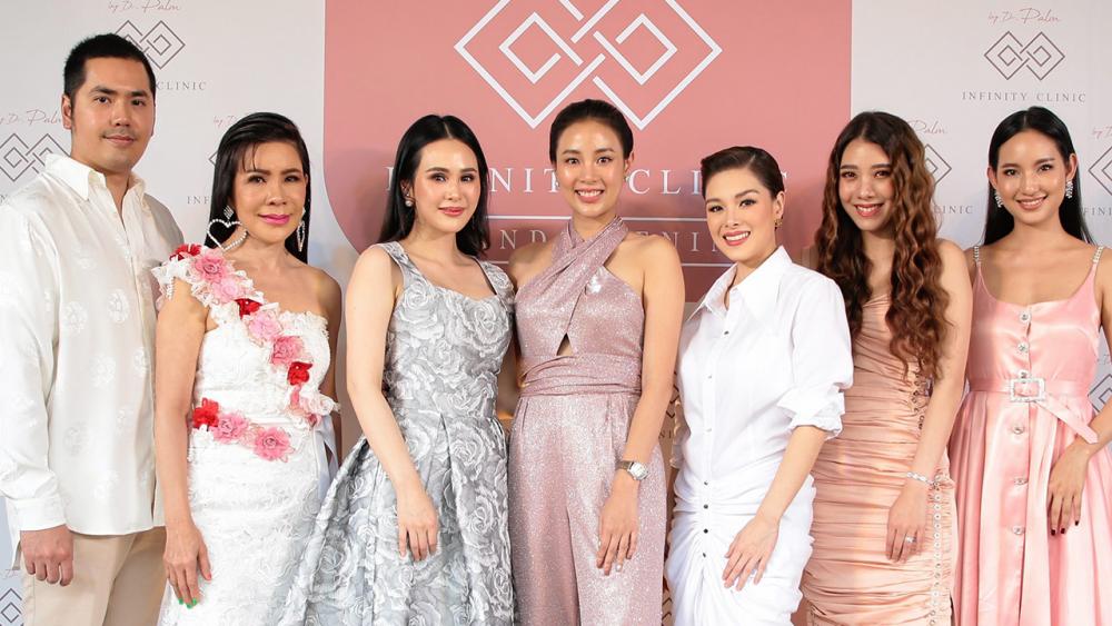 ที่เอกมัย พญ.ชวนัฐดา เกยานนท์ และ วาริธร กันท์ไพบูลย์ จัดงานเปิด อินฟินิตี้ คลินิก บาย ดร.ปาล์ม พร้อมแนะนำนวัตกรรมด้านความงามและผิวพรรณแบบครบวงจร โดยมี ดร.พรเพ็ญ เกยานนท์, วารีนิธิ กันท์ไพบูลย์ และ ศรัณย์รัชต์ ดีน มาร่วมงานด้วย ที่ไทซินสแควร์ เอกมัย วันก่อน.