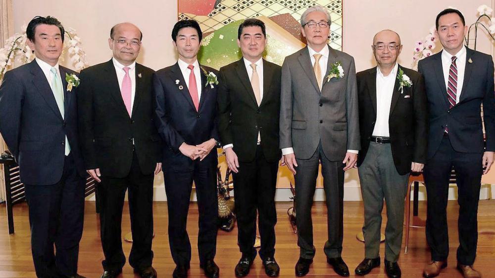 ยกระดับขึ้น ดร.สมคิด จาตุศรีพิทักษ์ รองนายกรัฐมนตรี และ ฮิเดกิ มากิฮาระ รมช.เศรษฐกิจการค้าญี่ปุ่น ร่วมเป็นสีกขีพยานการลงนามระหว่าง ประสิทธิ์ บุญดวงประเสริฐ กับ มาซาฮิโกะ ยามาดะ เพื่อร่วมพัฒนานวัตกรรมยกระดับมาตรฐานการเลี้ยงกุ้งไทย ที่ทำเนียบทูตญี่ปุ่น วันก่อน.