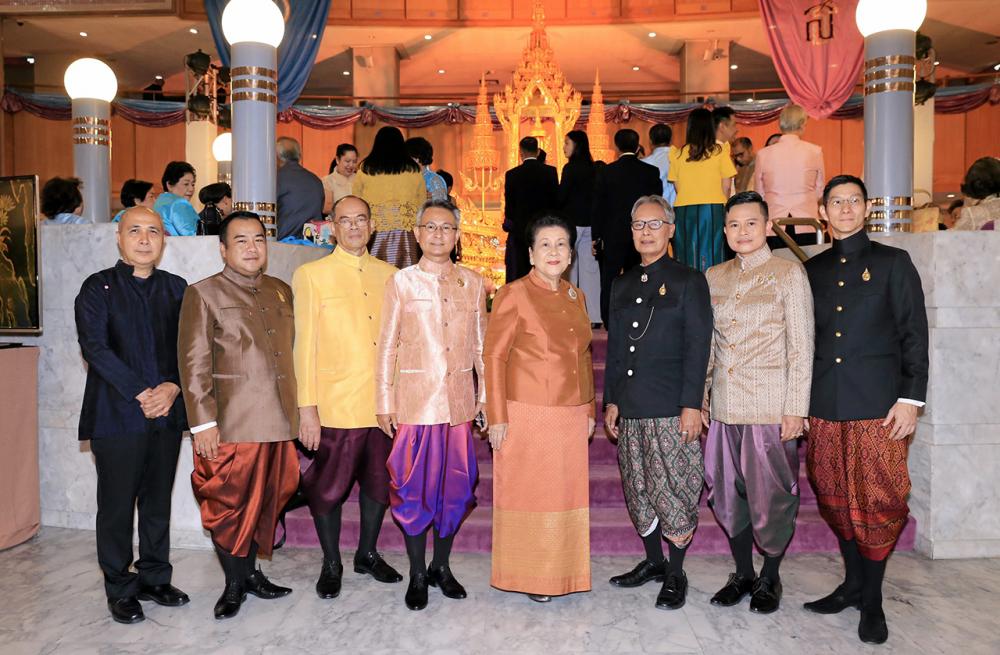 ท่านผู้หญิงจรุงจิตต์ ทีขะระ และคณะกรรมการจัดการแสดงโขนมูลนิธิส่งเสริมศิลปาชีพฯ.
