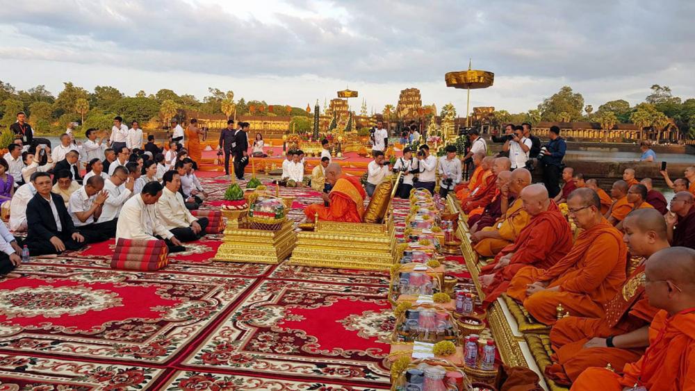 สมเด็จพระสังฆราชเทพวงศ์ แห่งราชอาณาจักรกัมพูชา เป็นประธานฝ่ายสงฆ์ และ สมเด็จพิชัย เสนา เตียบัน รองนายกรัฐมนตรีและ รมว.กลาโหมกัมพูชา เป็นประธานฝ่ายฆราวาสในพิธีบวงสรวงและเจริญพระพุทธมนต์ถวายพระมหากษัตริย์ของกัมพูชาและประเทศลุ่มน้ำโขงทุกพระองค์ ที่ปราสาทนครวัด.
