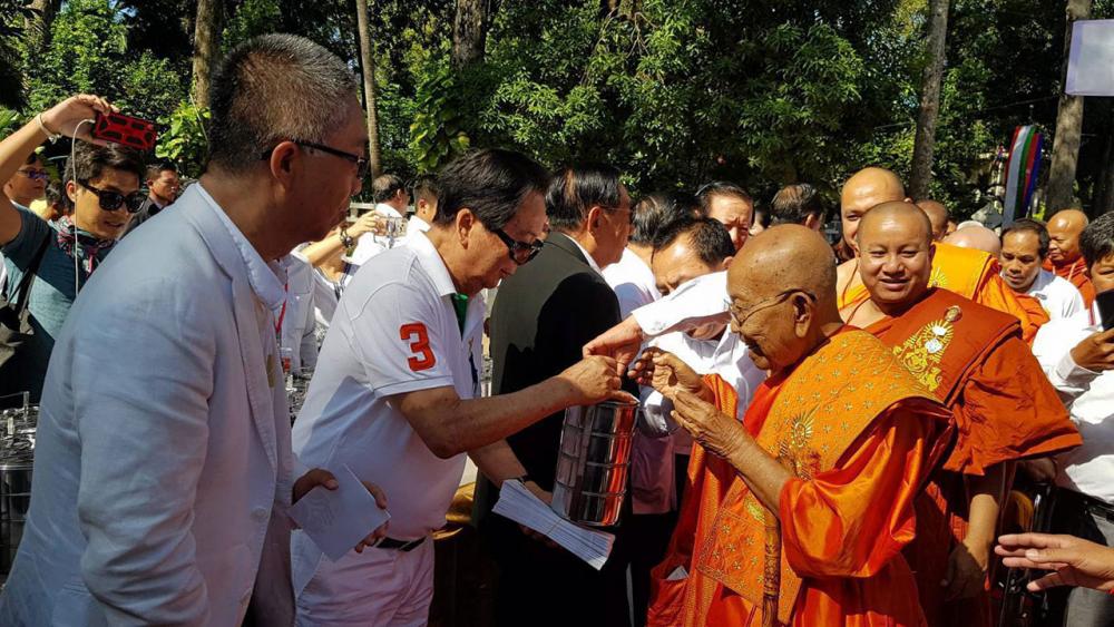 สมเด็จพระสังฆราชเทพวงศ์ แห่งราชอาณาจักรกัมพูชา นำคณะสงฆ์ 5 ประเทศบิณฑบาต โดยมี นายวินัย วีระภุชงค์ ประธานมูลนิธิวีระภุชงค์ ร่วมใส่บาตร ที่บริเวณศาลหลักเมือง จ.เสียมราฐ.