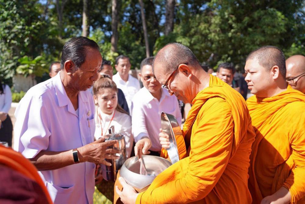 สมเด็จพิชัย เสนา เตียบัน รองนายกรัฐมนตรีและ รมว.กลาโหมกัมพูชา ร่วมใส่บาตร พระธรรมโพธิวงศ์ (วีรยุทฺโธ) หัวหน้าพระธรรมทูตสายอินเดีย-เนปาล.