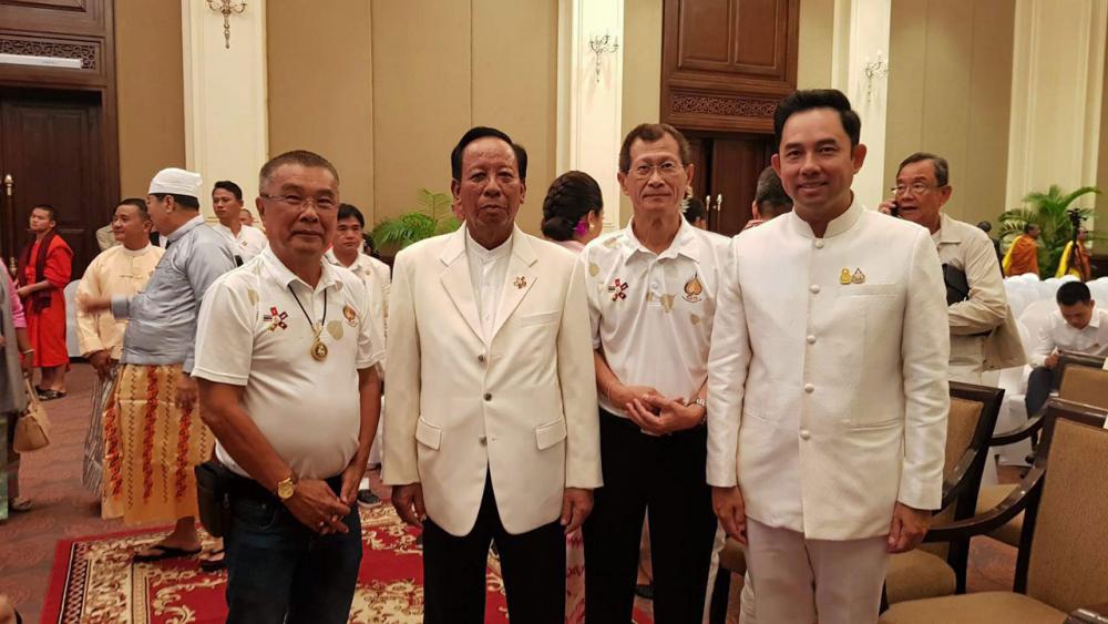 สมเด็จพิชัย เสนา เตียบัน ถ่ายภาพกับ อิทธิพล คุณปลื้ม รมว.วัฒนธรรม ดำฤทธิ์ วิริยะกุล และ เด่นชัย เด่นชัยประดิษฐ์ ทีมข่าวไทยรัฐที่ไปร่วมทำข่าว.
