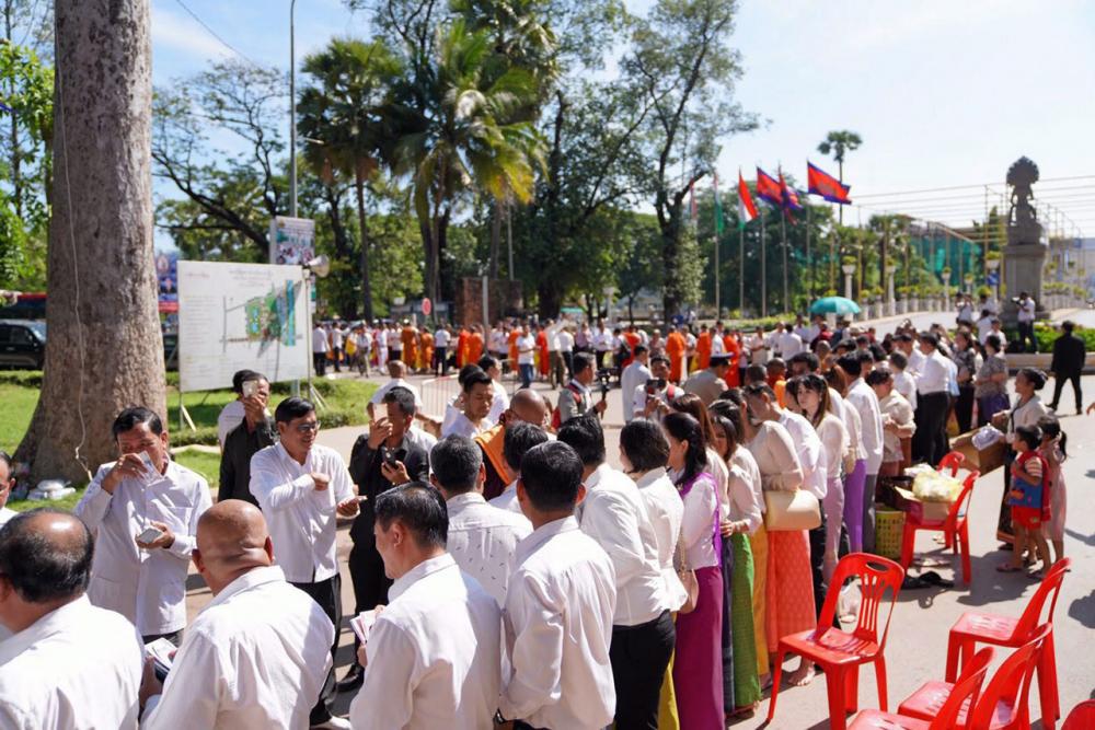 ชาวกัมพูชามาร่วมพิธีตักบาตรพระสงฆ์ 5 ประเทศ ที่ร่วมธรรมยาตรา 5 แผ่นดิน ลุ่มน้ำโขงกันอย่างเนืองแน่นใจกลางเมืองเสียมราฐ กัมพูชา.
