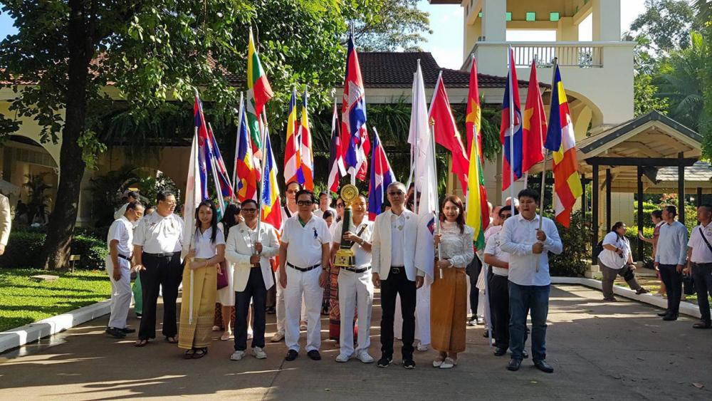 นายวินัย วีระภุชงค์ ประธานมูลนิธิวีระภุชงค์ และ นายสุภชัย วีระภุชงค์ นำขบวนเสาธรรมจักร ธงฉัพพรรณรังสี ธงธรรมยาตรา และธงชาติ 5 ประเทศลุ่มน้ำโขง นำหน้าคณะสงฆ์ธรรมยาตรา ผ่านใจกลางเมืองเสียมราฐ.