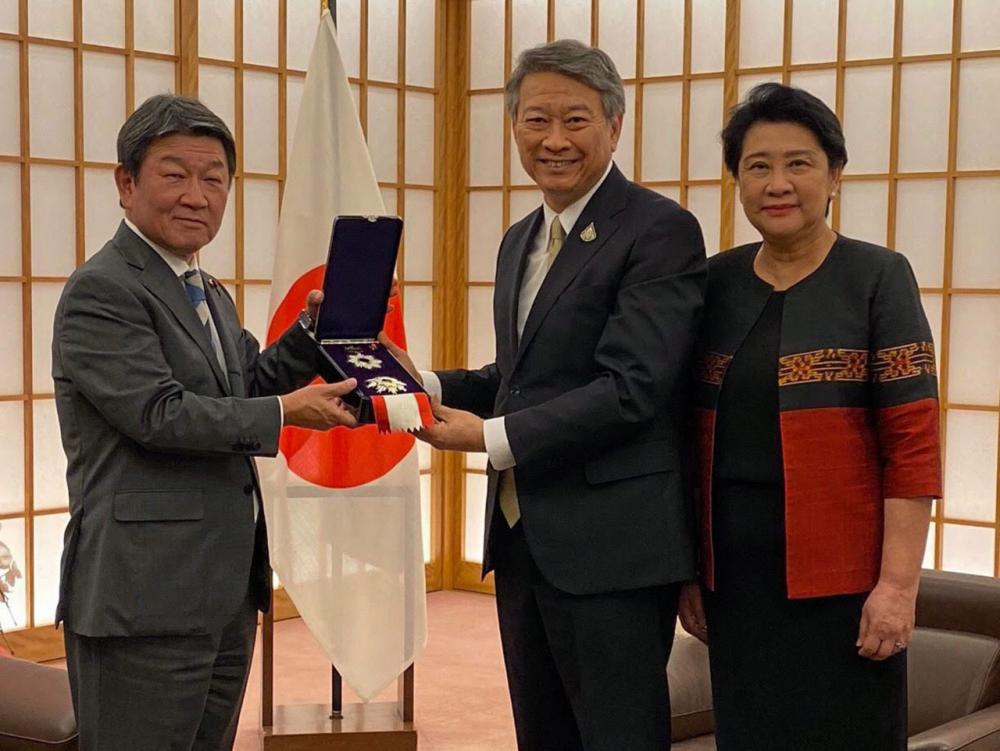 รับเครื่องราชฯ สมเด็จพระจักรพรรดิญี่ปุ่น พระราชทานเครื่อง ราชอิสริยาภรณ์ The Order of the Rising Sun ชั้น Grand Corder แก่ บรรสาน บุนนาค ออท. ณ กรุงโตเกียว โดย โทชิมิทสึ โมเตกิ รมว.ต่างประเทศ เชิญไปมอบ.