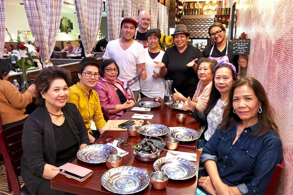 เปิดร้าน บุญนำ ทองเงิน เชฟหญิงไทยชื่อดัง เปิดร้านอาหารไทยชื่อ “Thai Cook” บนถนนบรอดเวย์ ใจกลางเมืองควีนส์ นิวยอร์ก สุจิตรา ปาลีวงศ์ ประธานศูนย์วัฒนธรรมแห่งรัฐนิวยอร์ก และเพื่อนๆไปร่วมอุดหนุนคับคั่ง.