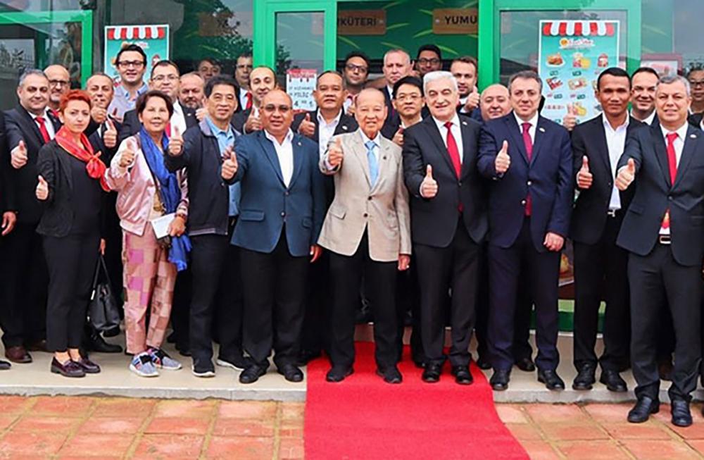 รุกตลาดตุรกี ประเสริฐ พุ่งกุมาร รองประธานอาวุโส บมจ.เครือเจริญโภคภัณฑ์ (ซีพี) เป็นประธานเปิด CP Fresh Shop สาขาแรกในประเทศตุรกี ของ ซีพี ตุรกี ในเครือ บมจ.เจริญโภคภัณฑ์อาหาร (ซีพีเอฟ)