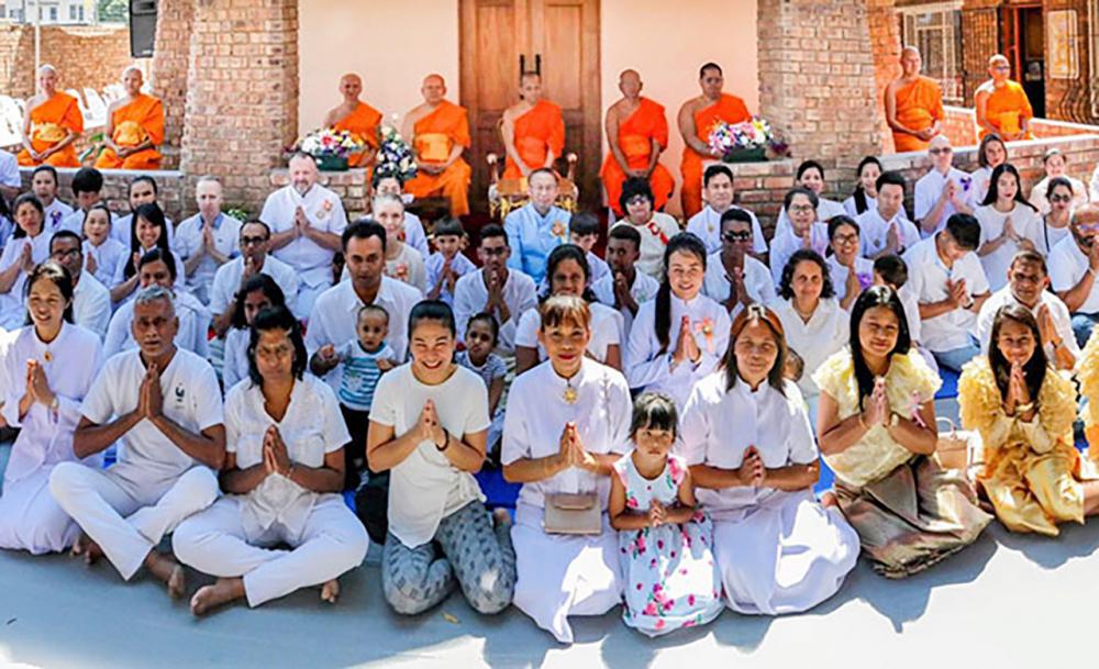 สร้างกุศล ร.ท.โกเมศ กมลนาวิน รน. ออท. ณ กรุงพริทอเรีย แอฟริกาใต้ นำชาวไทยและชาวแอฟริกาใต้ร่วมทำบุญทอดกฐินสามัคคี ที่วัดพุทธโจฮันเนส- เบิร์ก โดยมี พระราชวิสุทธิเวที และ พระครูภาวนาวิเทศ ร่วมพิธี.