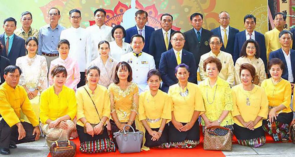 ผ้าพระกฐินฯ ธนา เวสโกสิทธิ์ ผช.ปลัด กต. ธานี แสงรัตน์ ออท. ณ กรุงฮานอย เวียดนาม อภิรัตน์ สุคนธาภิรมย์ กสญ. ณ นครโฮจิมินห์ และ ฐาปน สิริวัฒนภักดี ร่วมถวายผ้าพระกฐินพระราชทาน ที่วัดหวั่นลงเอิน ฮานอย.