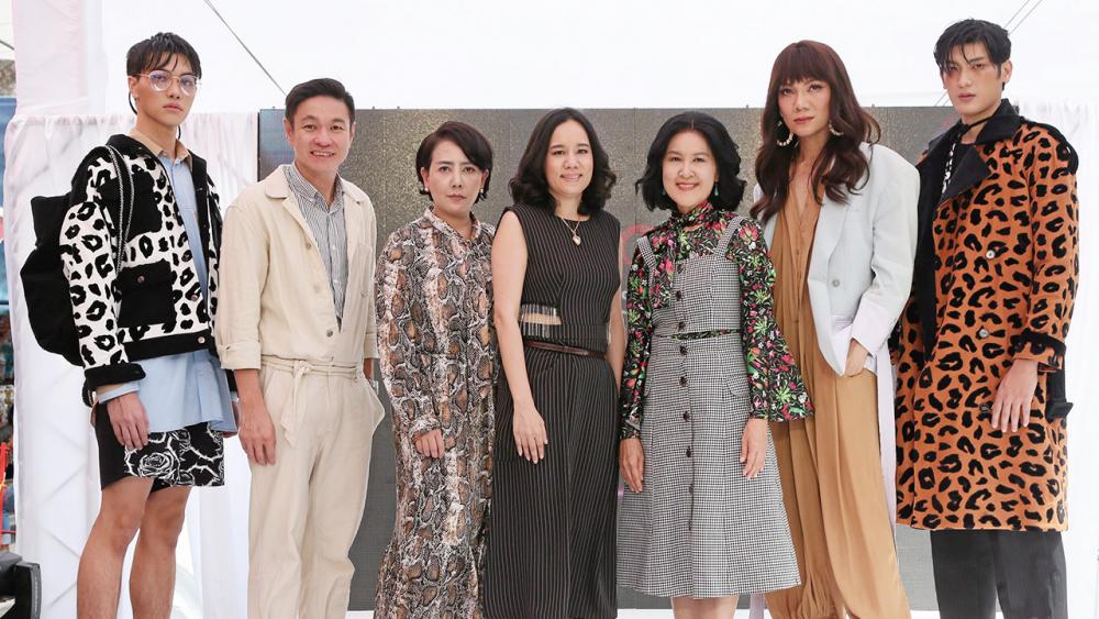 คนรุ่นใหม่ วิภาดา จิตติพาณิชย์ และ อทิตยา ซิงห์ เปิดงาน China World Fashion Design Contest 2019 การประกวดแข่งขันออกแบบเสื้อผ้าของดีไซเนอร์รุ่นใหม่ภายใต้แนวคิด ปั้นแบรนด์ให้ปัง โดยมี ปริม จรรยาวิจิตร และ อารยา อินทรา มาร่วมงานด้วย ที่ศูนย์การค้าไชน่าเวิลด์ วันก่อน.