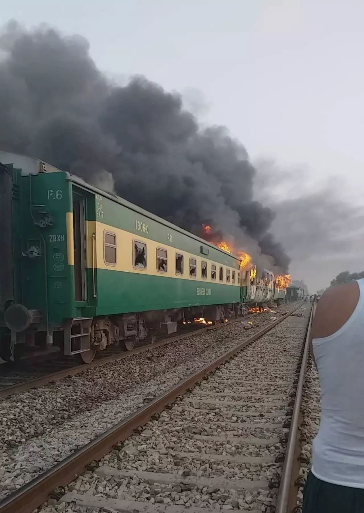 ปากีสถานช็อก ไฟไหม้สยองรถไฟโดยสาร ดับแล้ว 73 ส่วนใหญ่ตกใจโดดหนีตาย 